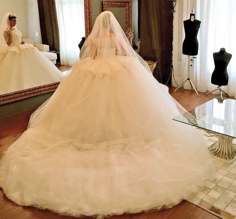  A făcut o rochie de mireasă record: are 20 de kilograme