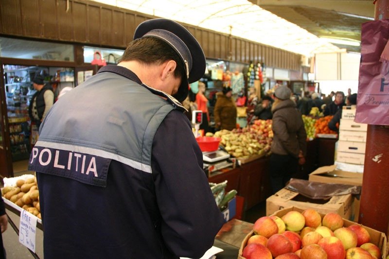  „Pieţarii” din Republica Moldova au rămas fără marfă. Autoritățile au confiscat o tonă de dulciuri