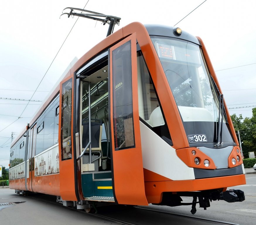  Primul tramvai modern din Iaşi din ultimele decenii a fost pus ieri pe şine