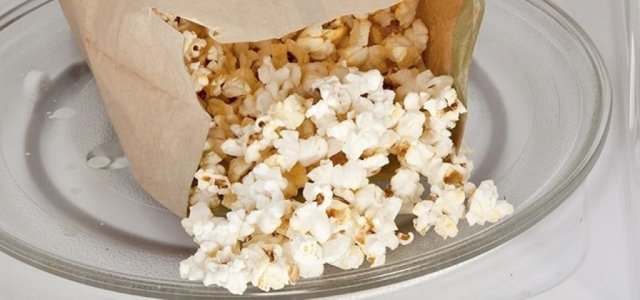  Popcornul făcut la microunde poate provoca diferite tipuri de cancer, dacă e consumat zilnic