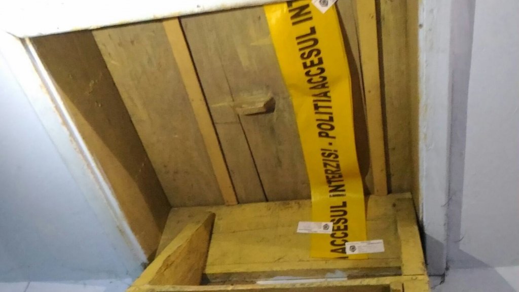  Mama celor trei bebeluşi găsiţi morţi în podul unui bloc, acuzată de omor calificat