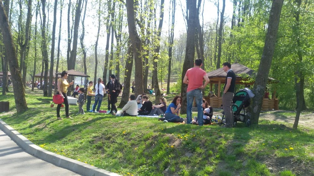  Două treimi dintre români îşi vor petrece vacanţa de 1 Mai acasă