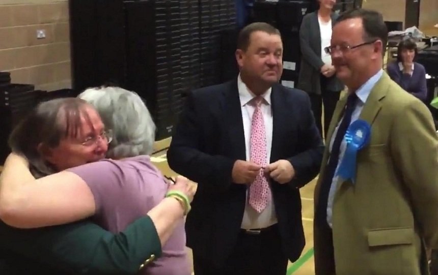  (VIDEO) Câştigătorul unui mandat de consilier local în Marea Britanie, desemnat printr-un joc de noroc