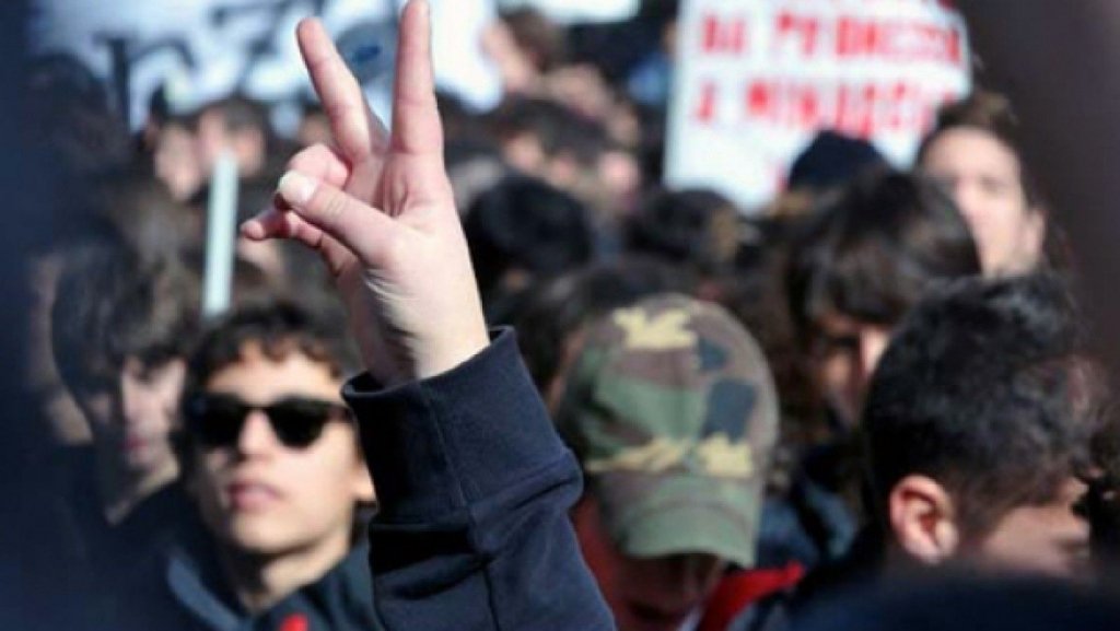  Protest al studenţilor Facultăţii de Istorie: De Ziua Europei nu ne lăsaţi să învăţăm!