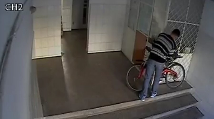  Prins cu bicicleta furată în scara blocului de către un locatar. Hoțul a fost arestat