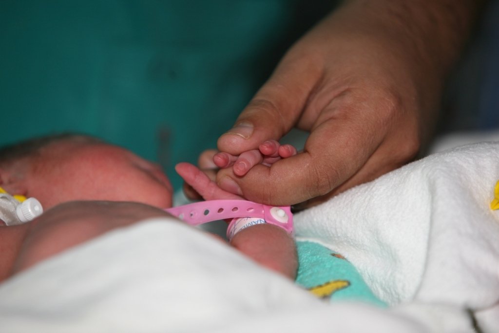  Două fetiţe, abandonate în spital imediat după naştere. Mamele sunt acum căutate cu Poliţia