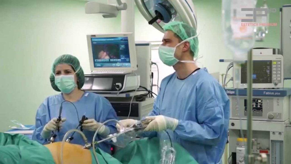 Pacienta obeză care a ajuns sâmbătă în comă la spital la Iaşi, după ce şi-a micşorat stomacul în Turcia, a fost operată ieri a treia oară