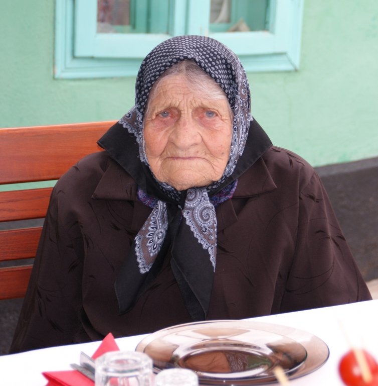  Secretul longevităţii, împărtăşit de o bătrânică de 100 de ani din Dumeşti