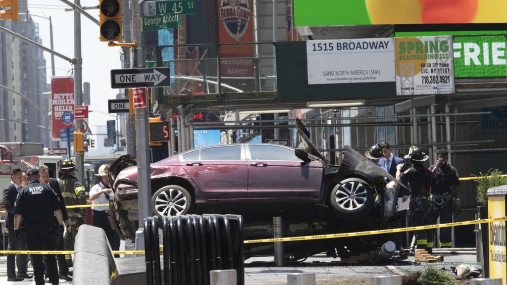  Şoferul care a intrat cu maşina în mulţime în Times Square a fost inculpat