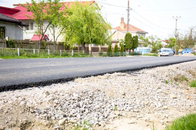  A început asfaltarea pe drumul de pământ Tomeşti – Păun. Va fi gata luna viitoare