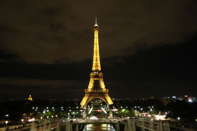  Luminile Turnului Eiffel vor fi stinse la miezul nopţii, marţi, în memoria victimelor din Manchester