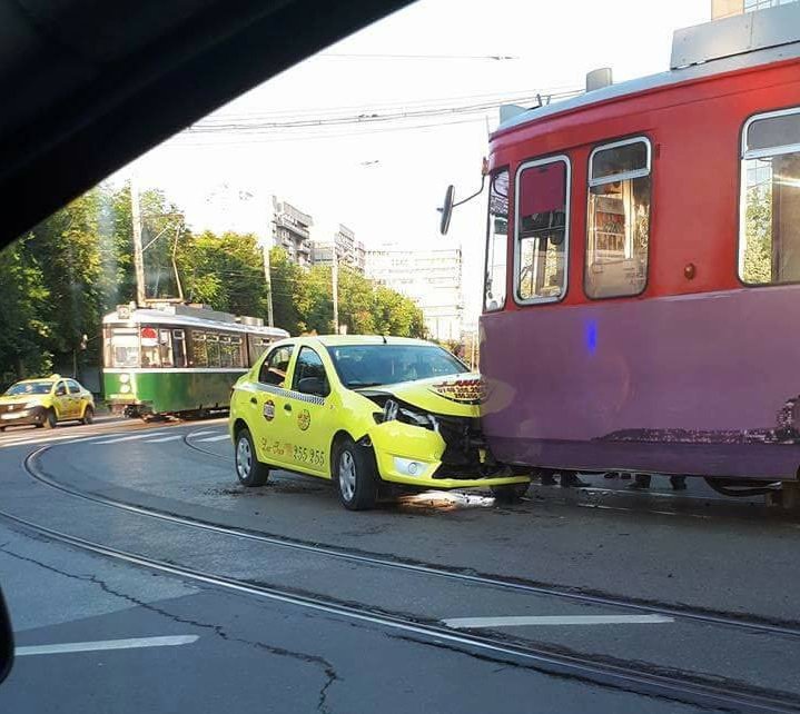  FOTO: Accident ciudat. Taxi avariat după ce a izbit un tramvai în față