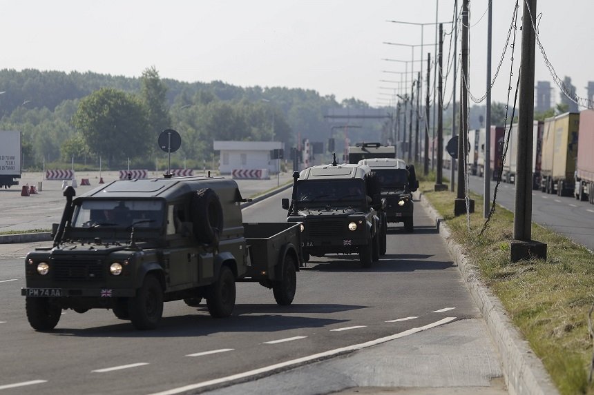  (VIDEO) Protestatari greci comunişti blochează un convoi militar albanez să ajungă în România la exerciţiul NATO Noble Jump