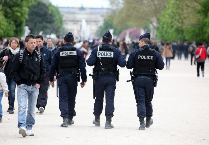  Focuri de armă auzite în Paris, după ce un suspect a atacat cu un ciocan un poliţist de la Notre-Dame