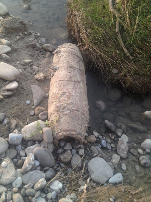  Două obuze au fost găsite de un localnic în albia râului Prahova
