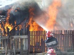  Pensionară arsă de vie în casă