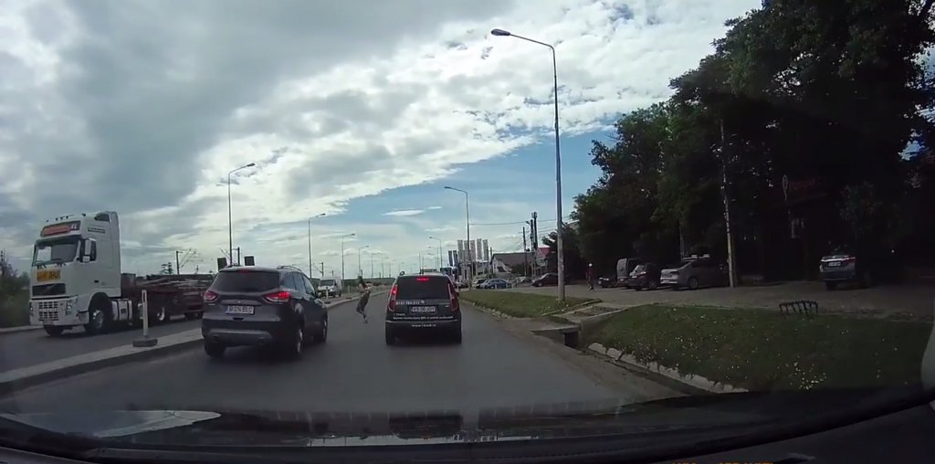  (VIDEO) Accident filmat în direct: ce a păţit o tânără care a traversat strada printr-un loc nepermis!