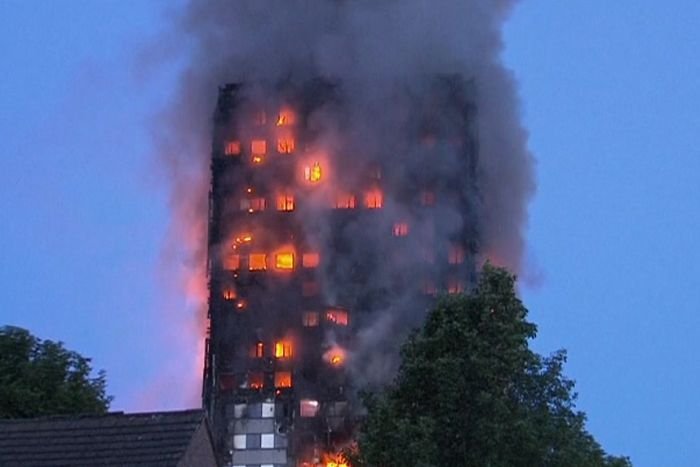  Mai mulți morți în urma incendiului devastator de la turnul Lancaster West Estate