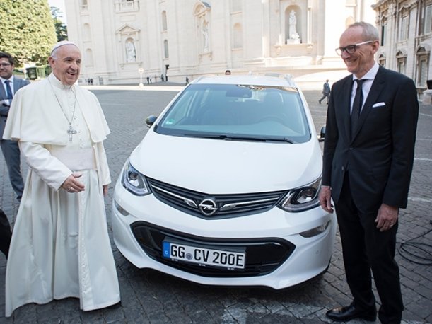  Papa a primit cadou un automobil electric: un Opel Ampera-e nou