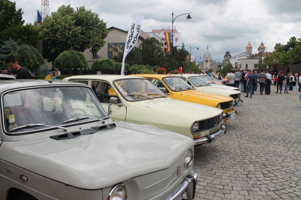  GALERII FOTO: Venerabile maşini Dacia din întreaga ţară, expuse la Iaşi