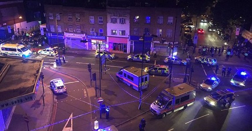  (FOTO-VIDEO) Un mort şi opt răniţi la Londra, după ce o maşină a intrat într-un grup de pietoni. Un suspect a fost arestat