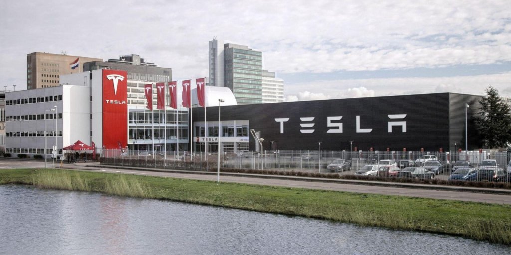  Tesla discută cu oficiali din Shanghai înfiinţarea unei fabrici de automobile electrice în China