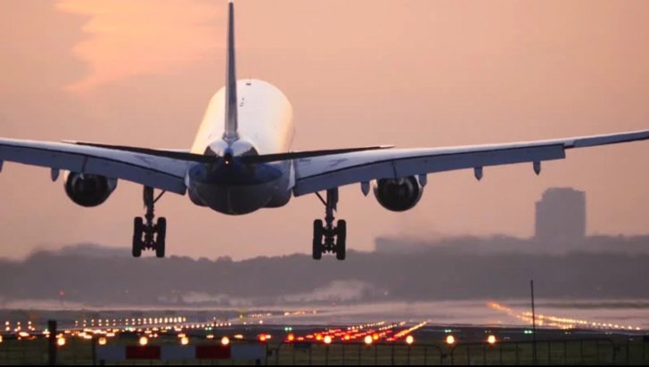 Un avion a revenit pe aeroport după ce un pasager a atacat un însoţitor de bord