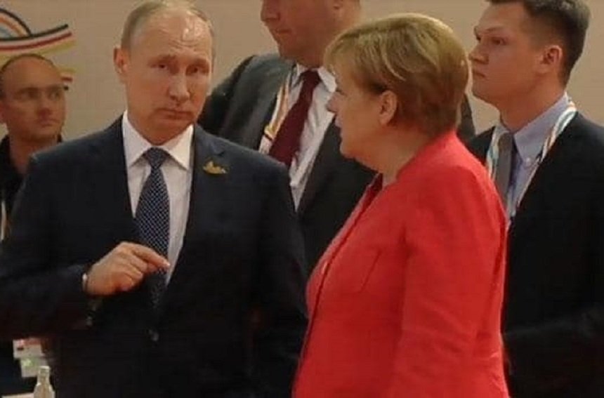  VIDEO: Merkel, surprinsa dand ochii peste cap in timpul unei discutii cu Putin