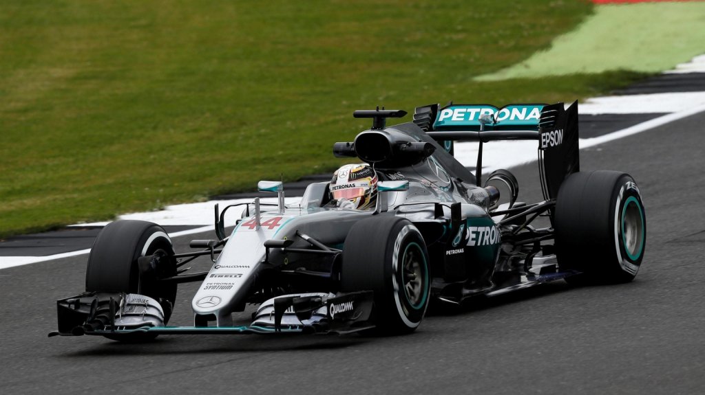  Câştigând Marele Premiu de la Silverstone, Lewis Hamilton s-a apropiat la un punct de Vettel în clasamentul piloţilor de Formula 1