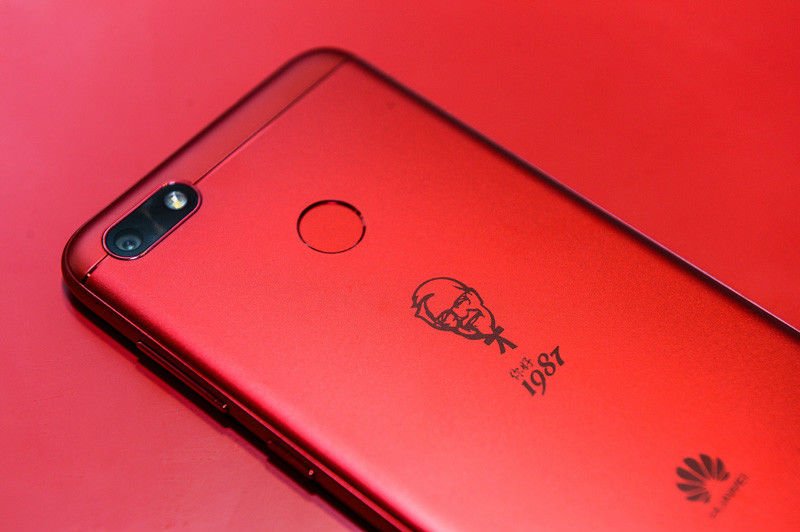  KFC lansează propriul smartphone în parteneriat cu Huawei