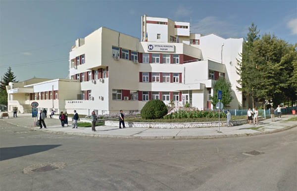  Cazul tânărului înjunghiat la terasă. Managerul spitalului din Paşcani consideră că medicii şi-au făcut datoria