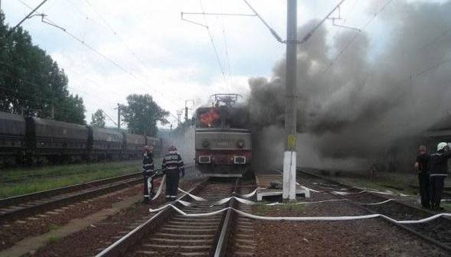  Pericol de explozie! O locomotiva care tracta cisterne cu butan a luat foc in mers