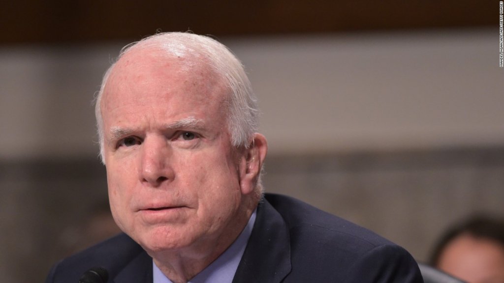  John McCain promite că se va întoarce în curând printre senatori, deşi a fost diagnosticat cu o tumoare agresivă