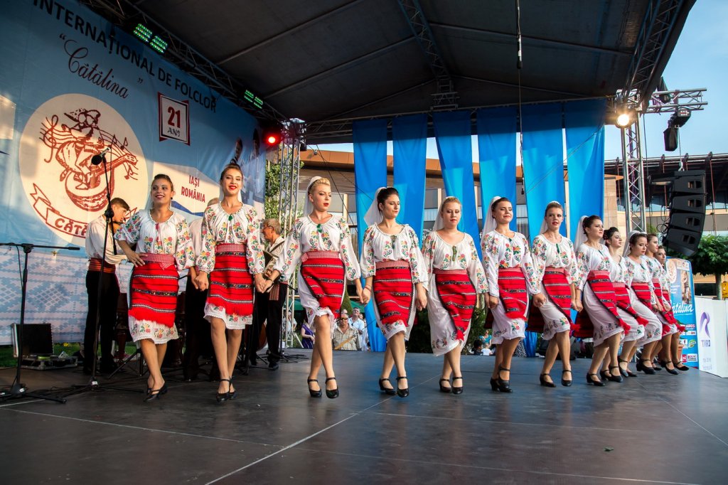  Peste 20 de ansambluri folclorice internaționale la Festivalul „Cătălina”
