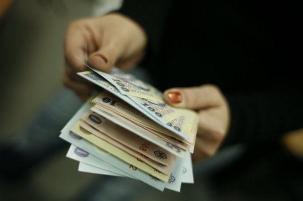  Studiu: 16% dintre români intenţionează să-şi folosească economiile dacă rămân fără bani
