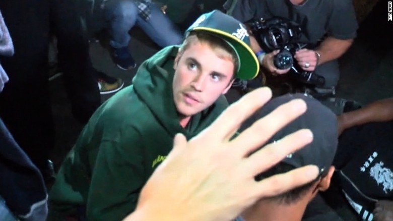  Cântăreţul Justin Bieber a lovit cu maşina un paparazzo în Beverly Hills