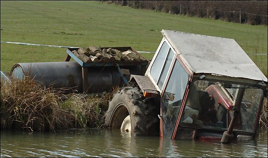  Un bărbat în vârstă de 70 de ani a murit după ce s-a răsturnat cu tractorul într-o apă adâncă de trei metri