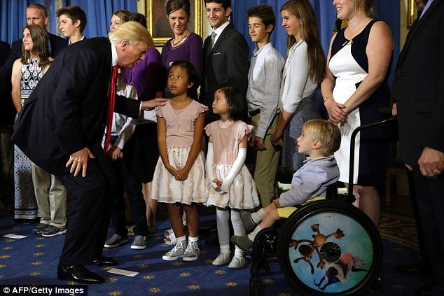  VIDEO: Trump l-a ignorat pe un băiat cu dizabilităţi care voia să dea mâna cu el