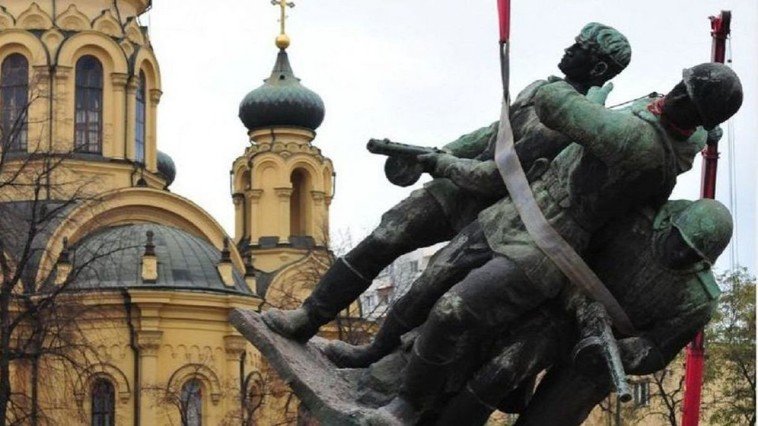  Rusia avertizează autorităţile poloneze să nu se atingă de monumentele sovietice