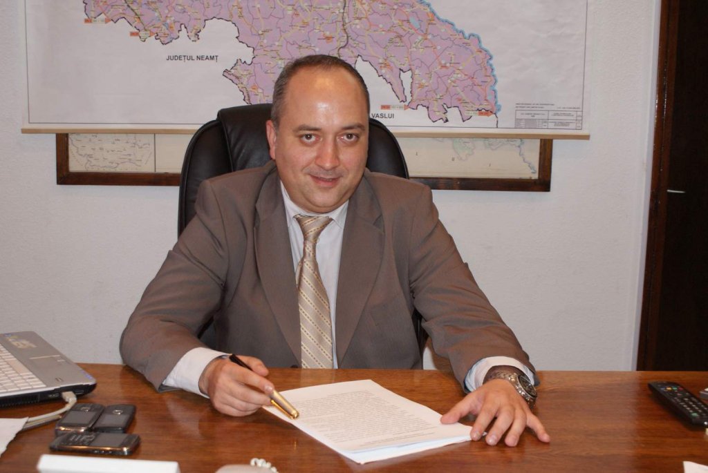  Subprefectul Bogdan Abălaşi a aflat din concediu că şi-a pierdut funcţia
