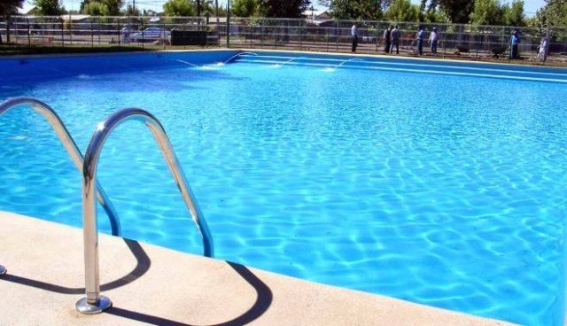  (EXCLUSIV) Tânăr de 17 ani, înecat în piscină, la Scobinți. Medicii se luptă să-l țină în viață