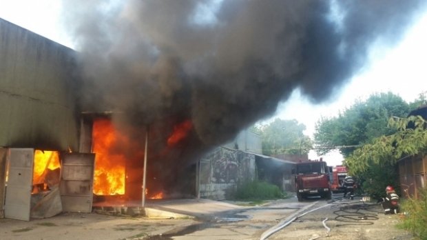  Incendiul violent care a cuprins un depozit de hârtie şi mase plastice din Galaţi s-a extins la un restaurant