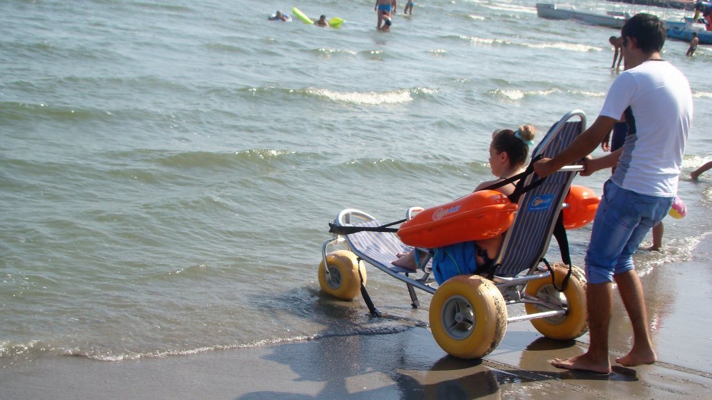  Se deschide la Mamaia prima plajă cu facilități pentru persoanele cu dizabilități motrice