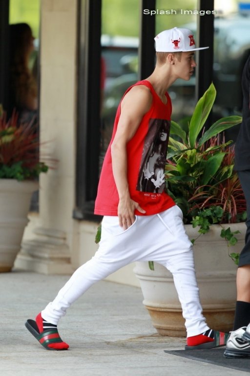  Justin Bieber, aparitie dezastruoasa in public. Net-ul rade de vestimentatia lui (FOTO)