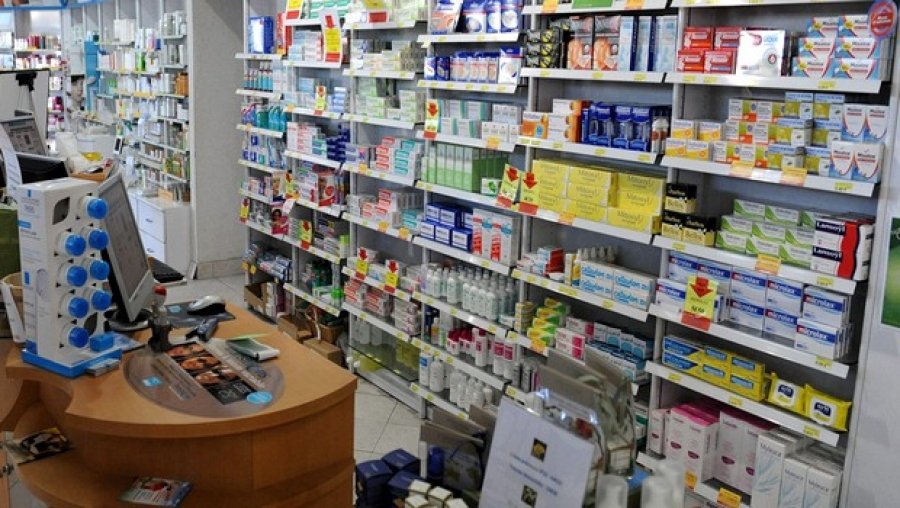  Un român s-a dezbrăcat în timpul unui furt pentru a o speria pe farmacistă