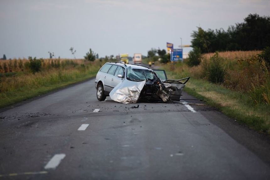  Buzău: Două persoane au murit, iar alte 5 au fost rănite într-un accident în care au fost implicate 3 maşini