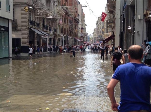  Inundaţii puternice la Istanbul, ce au paralizat traficul în oraş