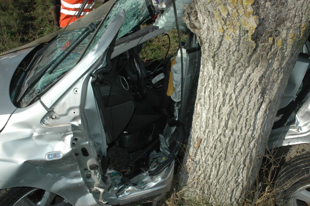  Accident deosebit de grav: Doi bărbaţi au murit după ce au intrat cu maşina într-un pom