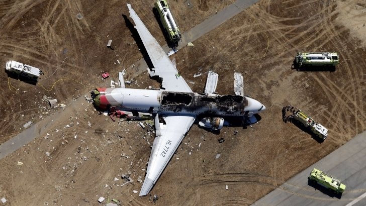  UPDATE Un avion a luat foc după o ATERIZARE RATATĂ: Doi morţi şi 182 de răniţi (VIDEO)