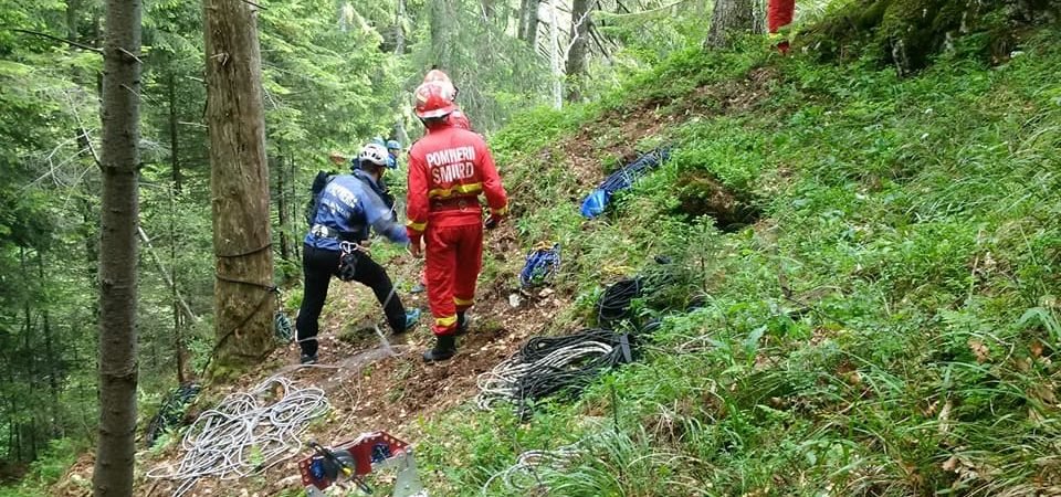  O turistă a căzut zeci de metri în gol într-o râpă din masivul Bucegi